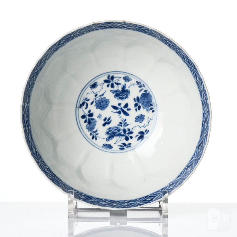 A blue and white 'floral' bowl, - 图5